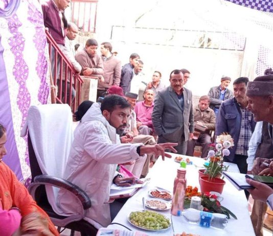 पौड़ी : पिनानी गांव पहुंचकर डीएम ने सुनी ग्रामीणों की समस्याएं, अधिकांश शिकायतों का मौके पर ही किया निस्तारण