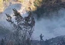 पौड़ी : शहर के चोपड़ा गदेरे में कूड़े में तीसरे दिन भी सुलगती रही आग, स्थानीय लोगों को हो रही परेशानी