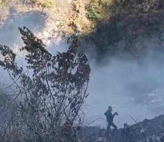 पौड़ी : शहर के चोपड़ा गदेरे में कूड़े में तीसरे दिन भी सुलगती रही आग, स्थानीय लोगों को हो रही परेशानी