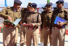 एसएसपी ने पुलिस लाइन का किया वार्षिक निरीक्षण, अच्छा कार्य करने वाले परिवहन व भोजनालय के कार्मिकों को भी किया पुरस्कृत