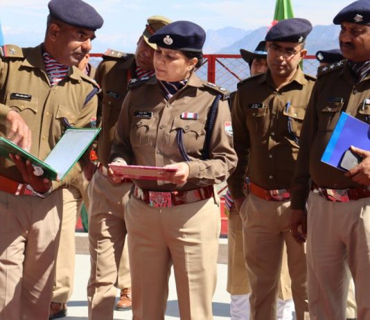एसएसपी ने पुलिस लाइन का किया वार्षिक निरीक्षण, अच्छा कार्य करने वाले परिवहन व भोजनालय के कार्मिकों को भी किया पुरस्कृत