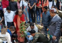 जिलाधिकारी ने नीलकंठ पैदल मार्ग पर अधिकारियों के साथ चलाया वृहद सफाई अभियान, मोनी बाबा स्थल पर 20 रुद्राक्ष के पौधों का किया रोपण