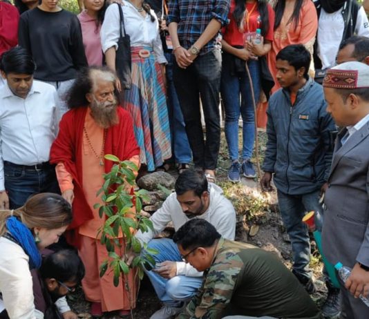 जिलाधिकारी ने नीलकंठ पैदल मार्ग पर अधिकारियों के साथ चलाया वृहद सफाई अभियान, मोनी बाबा स्थल पर 20 रुद्राक्ष के पौधों का किया रोपण