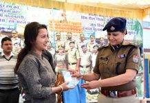 पुलिस ने लगभग 15 लाख पचास हजार कीमत के 69 खोए मोबाइल फोन बरामद कर किए मालिकों के सुपुर्द, मोबाइल स्वामियों के चेहरों पर दिखी खुशी