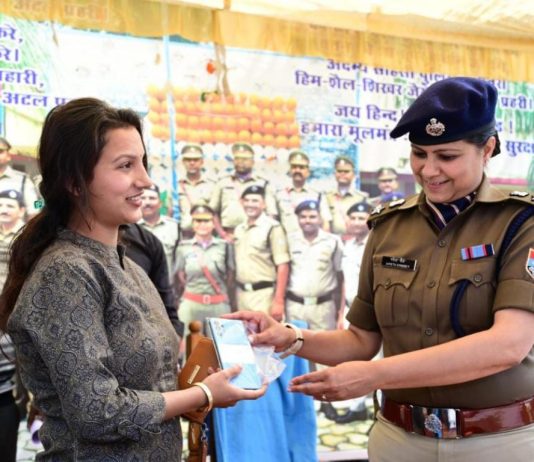 पुलिस ने लगभग 15 लाख पचास हजार कीमत के 69 खोए मोबाइल फोन बरामद कर किए मालिकों के सुपुर्द, मोबाइल स्वामियों के चेहरों पर दिखी खुशी