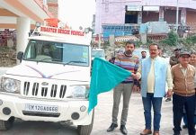 आपदा प्रबंधन विभाग द्वारा डिजास्टर रेस्क्यू वाहन को डॉ आशीष चौहान ने कलेक्ट्रेट परिसर हरी झंडी दिखाकर रवाना किया
