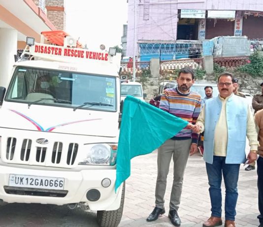 आपदा प्रबंधन विभाग द्वारा डिजास्टर रेस्क्यू वाहन को डॉ आशीष चौहान ने कलेक्ट्रेट परिसर हरी झंडी दिखाकर रवाना किया