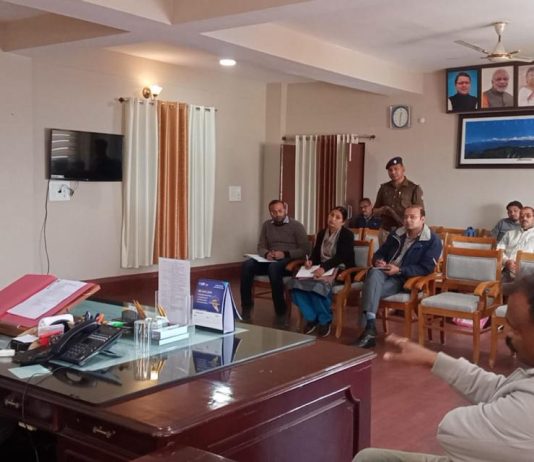 शहर की पार्किंग व्यवस्था को सुगम बनाने को लेकर जिलाधिकारी ने अधिकारियों व स्थानीय लोगों के साथ की बैठक, लोगों ने भी दिए सुझाव