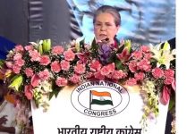 अपने मित्रों के लिए सत्ता चला रहे हैं पीएम मोदी : सोनिया गांधी