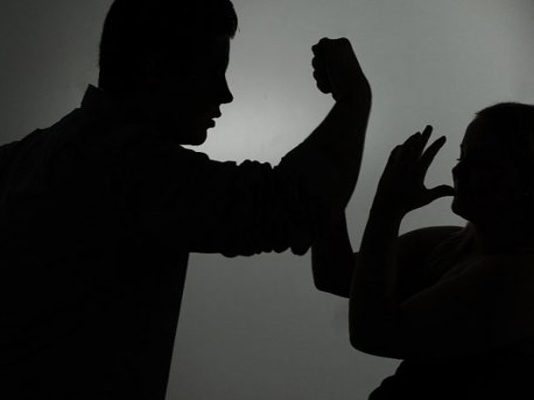 बौखलाया पति ने की पत्नी और साले की जमकर धुलाई, हत्या की दी धमकी