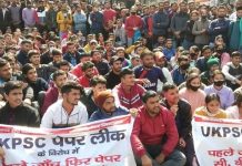 भर्ती धांधली को लेकर सड़कों पर उतरे युवा, उठाई नकलरोधी कानून की मांग