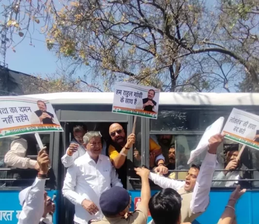 राहुल गांधी को मिली दो साल की सजा, कांग्रेसी नेताओं ने किया विरोध प्रदर्शन