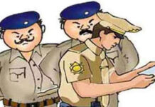 चाय का ठेला लगाने वाली महिला पर युवकों ने दिखाई दबंगई, कैमरे में कैद हुई घटना