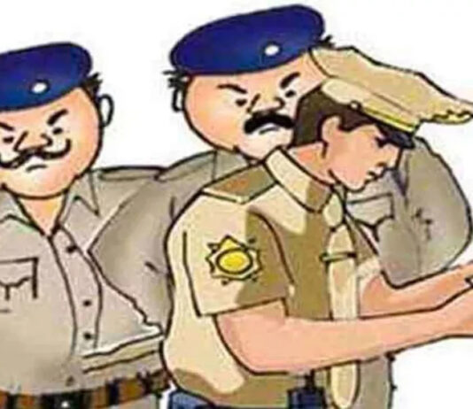 चाय का ठेला लगाने वाली महिला पर युवकों ने दिखाई दबंगई, कैमरे में कैद हुई घटना