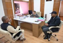 जिलाधिकारी ने सुनी जनता की समस्याएं, तुरंत निस्तारण के दिए निर्देश