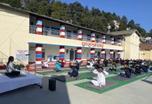 पुलिस लाइन पौड़ी में पुलिस कार्मिकों को तनाव से बचने के लिए योग शिक्षक रोमा भद्रा द्वारा योगाभ्यास की दी गई जानकारी