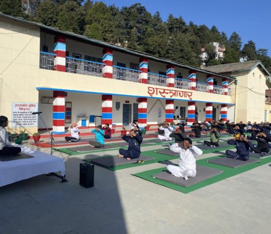 पुलिस लाइन पौड़ी में पुलिस कार्मिकों को तनाव से बचने के लिए योग शिक्षक रोमा भद्रा द्वारा योगाभ्यास की दी गई जानकारी