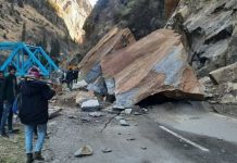 गंगोत्री हाईवे पर भूस्खलन से आवाजाही ठप