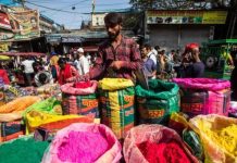 होली के रंग में रंगने लगा बाजार, सजने लगी दुकानें, जिला मुख्यालय पौड़ी में होली पर्व लेकर बच्चों में उत्साह