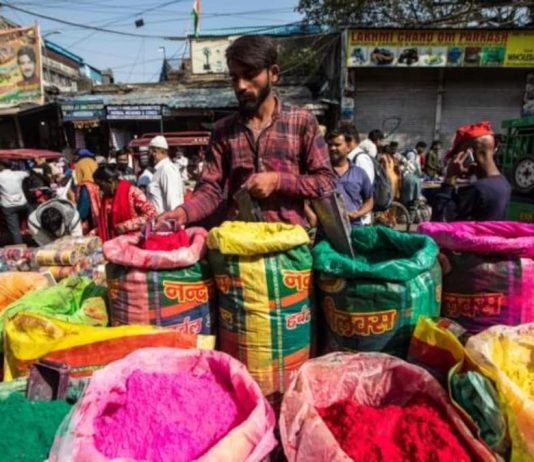 होली के रंग में रंगने लगा बाजार, सजने लगी दुकानें, जिला मुख्यालय पौड़ी में होली पर्व लेकर बच्चों में उत्साह