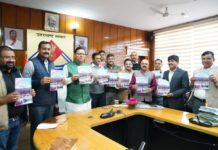 सीएम धामी ने सचिवालय बैडमिंटन क्लब की स्मारिका ‘‘प्रयास’’ का किया विमोचन