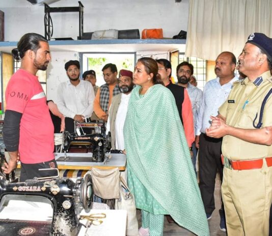 कैबिनेट मंत्री ने कैदियों संग मनाया जेल दिवस