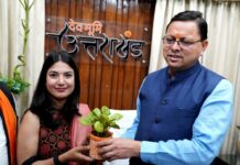 सीएम धामी ने दिव्या नेगी को किया सम्मानित