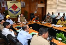 सीएम धामी ने गृह व पुलिस विभाग के अधिकारियों के साथ की बैठक