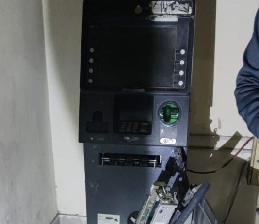 एटीएम लूटने पहुंचे बदमाशों को पुलिस ने दबोचा रंगे हाथ, लाखों की चोरी होने से बाल-बाल बची