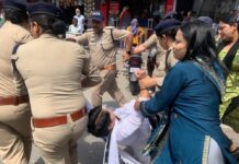 अमित शाह के विरोध में उतरी महिला कांग्रेस, काले झंडे दिखाकर किया प्रदर्शन