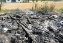 आग लगने से किसान की झोपड़ी खाक, चपेट में आए मवेशी