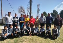 डीएवी इंटर कॉलेज में विद्यालय कक्षाओं की दहलीज पर छात्र छात्राओं ने फूल अर्पित कर की सुख समृद्धि की कामना