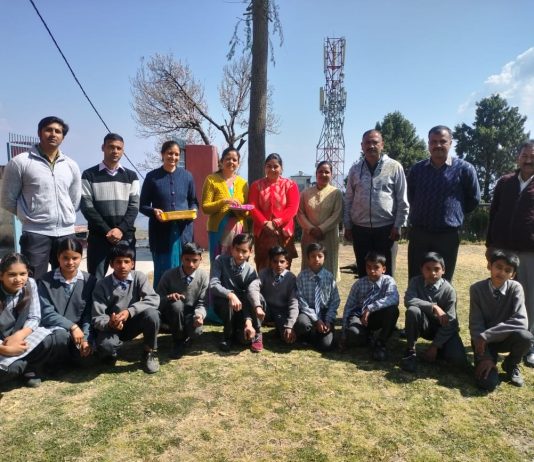 डीएवी इंटर कॉलेज में विद्यालय कक्षाओं की दहलीज पर छात्र छात्राओं ने फूल अर्पित कर की सुख समृद्धि की कामना