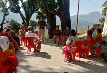 एसएसपी पौड़ी के निर्देशन में राजस्व से रेगुलर पुलिस में सम्मिलित क्षेत्रों में पौड़ी पुलिस कर रही लोगों को जागरूक।