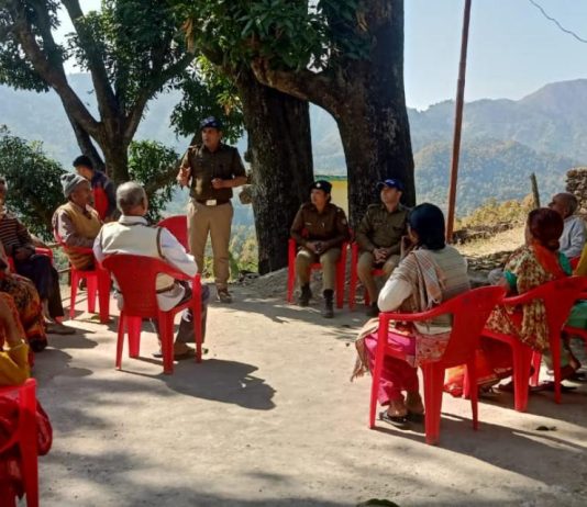 एसएसपी पौड़ी के निर्देशन में राजस्व से रेगुलर पुलिस में सम्मिलित क्षेत्रों में पौड़ी पुलिस कर रही लोगों को जागरूक।