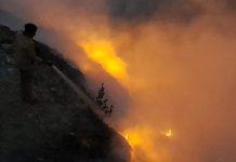 चोपड़ा गदेरे के पास कूड़ा डंपिंग जोन में लगी आग, घंटों धुंए और दुर्गंध से परेशान रहे पौड़ी के निवासी