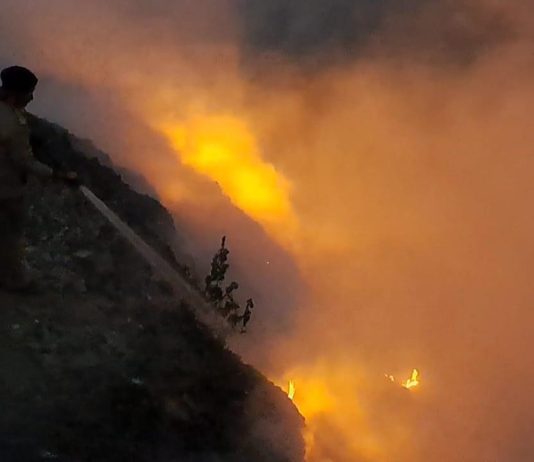 चोपड़ा गदेरे के पास कूड़ा डंपिंग जोन में लगी आग, घंटों धुंए और दुर्गंध से परेशान रहे पौड़ी के निवासी