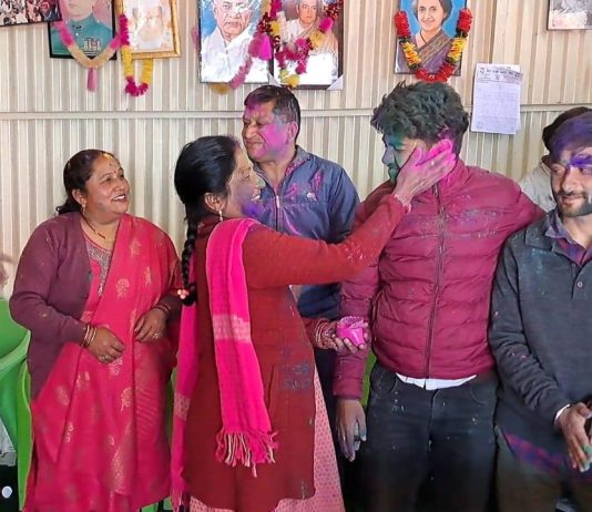 कांग्रेसियों ने जिला कांग्रेस कार्यालय मनाया होली मिलन कार्यक्रम