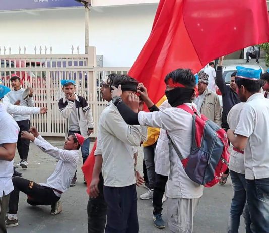 चाकीसैंण से पौड़ी पहुंचे होली के होल्यारों की टोली ने शहर की गलियों में उड़ाया गुलाल