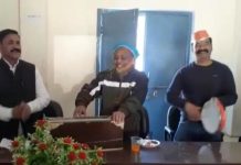 आपसी मतभेद बुलाकर अधिवक्ताओं ने बार एसोसिएशन पौड़ी सभागार में खेली होली, उड़ाया रंग गुलाल