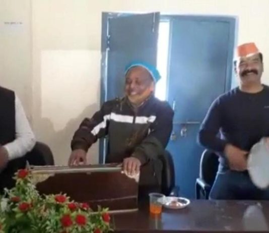 आपसी मतभेद बुलाकर अधिवक्ताओं ने बार एसोसिएशन पौड़ी सभागार में खेली होली, उड़ाया रंग गुलाल