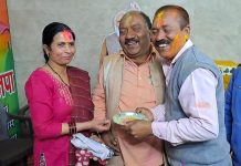 विधायक कार्यालय पौड़ी में समर्थकों और कार्यकर्ताओं के साथ अबीर गुलाल लगा विधायक पोरी ने मनाया होली मिलन समारोह