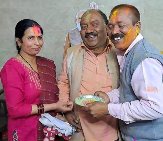 विधायक कार्यालय पौड़ी में समर्थकों और कार्यकर्ताओं के साथ अबीर गुलाल लगा विधायक पोरी ने मनाया होली मिलन समारोह