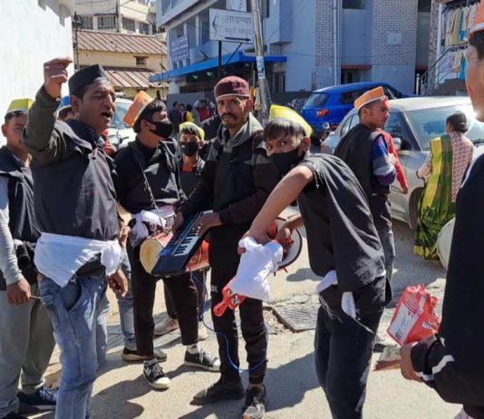 होली के रंगों में नहाये होल्यारों की टोलियां पहुंच रही मंडल मुख्यालय पौड़ी, इंद्रधनुषी रंग बिखेर पारंपरिक संस्कृति को बचाने का कर रही हैं प्रयास