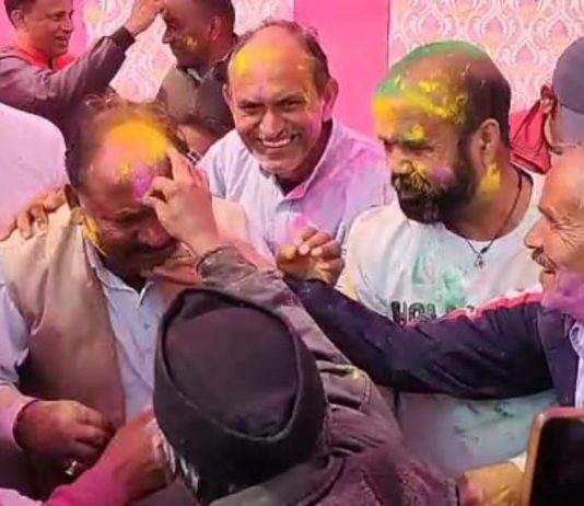भाजपा मंडल अध्यक्ष अनिल नेगी के नेतृत्व में कल्जीखाल ब्लॉक सभागार में होली मिलन, भाजपा कार्यकर्ताओं ने विधायक संघ जमकर खेली होली