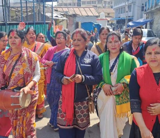 शहर के मुख्य मार्गों पर निकली महिला होल्यारों की टोली, होली के गीतों के साथ महिलाओं ने दिखाई सांस्कृतिक झलक