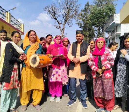 जिले भर में होली के पर्व पर रही धूम, कहीं होल्यारों की टोली तो कहीं बैठ की होली से जमे रंग