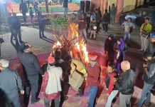 मंडल मुख्यालय में पारंपरिक विधि विधान के साथ विभिन्न जगहों में मनाया गया होलिका दहन का कार्यक्रम