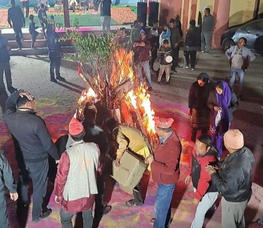 मंडल मुख्यालय में पारंपरिक विधि विधान के साथ विभिन्न जगहों में मनाया गया होलिका दहन का कार्यक्रम