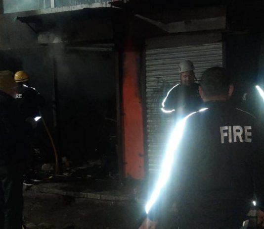 होली के पर्व पर पौड़ी बस अड्डे के समीप तीन दुकानों में आग लगने से दुकान में रखा सामान हुआ खाक